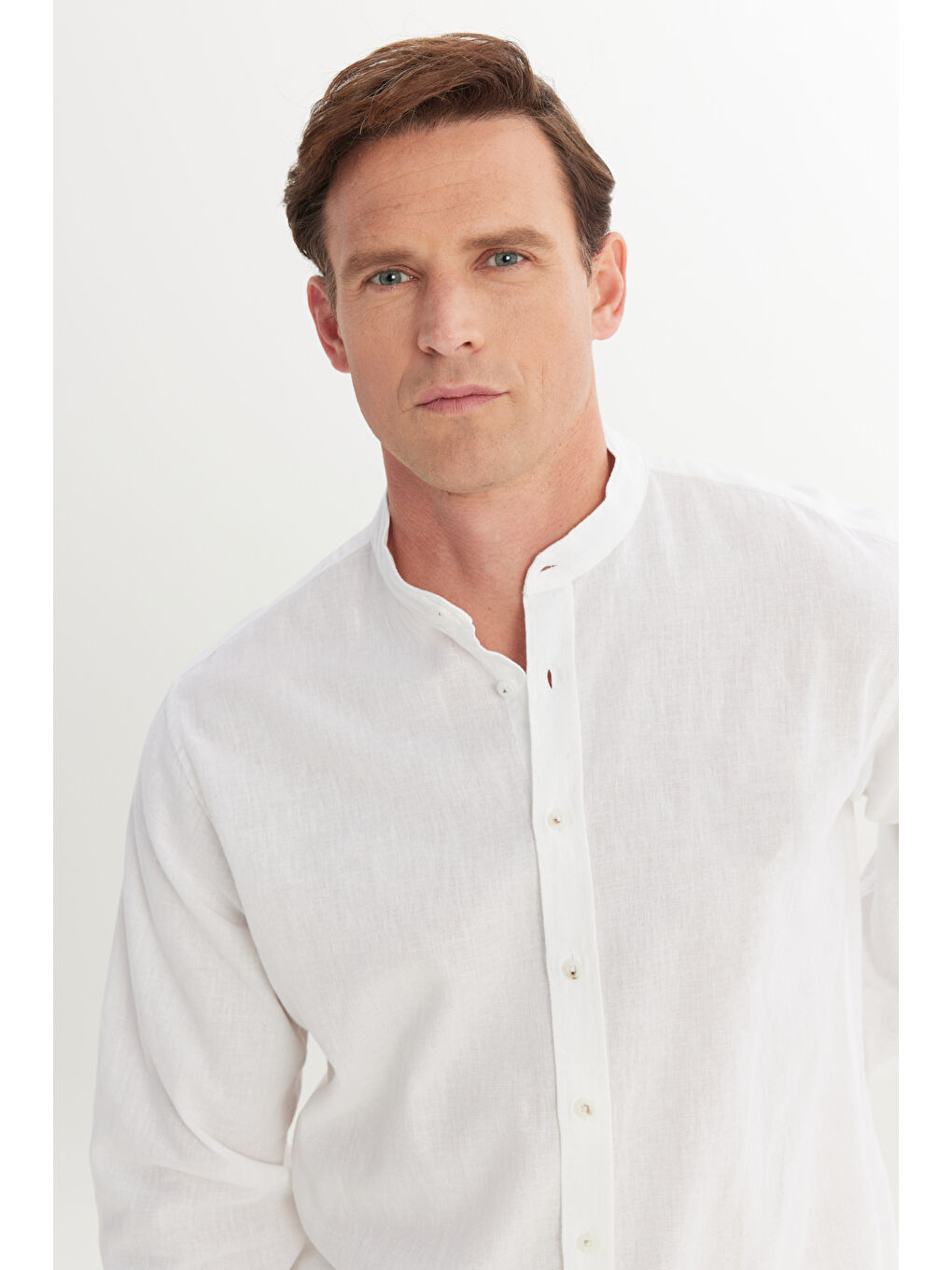 Erkek Beyaz Keten Comfort Fit Rahat Kesim Hakim Yaka Flamlı Gömlek-3