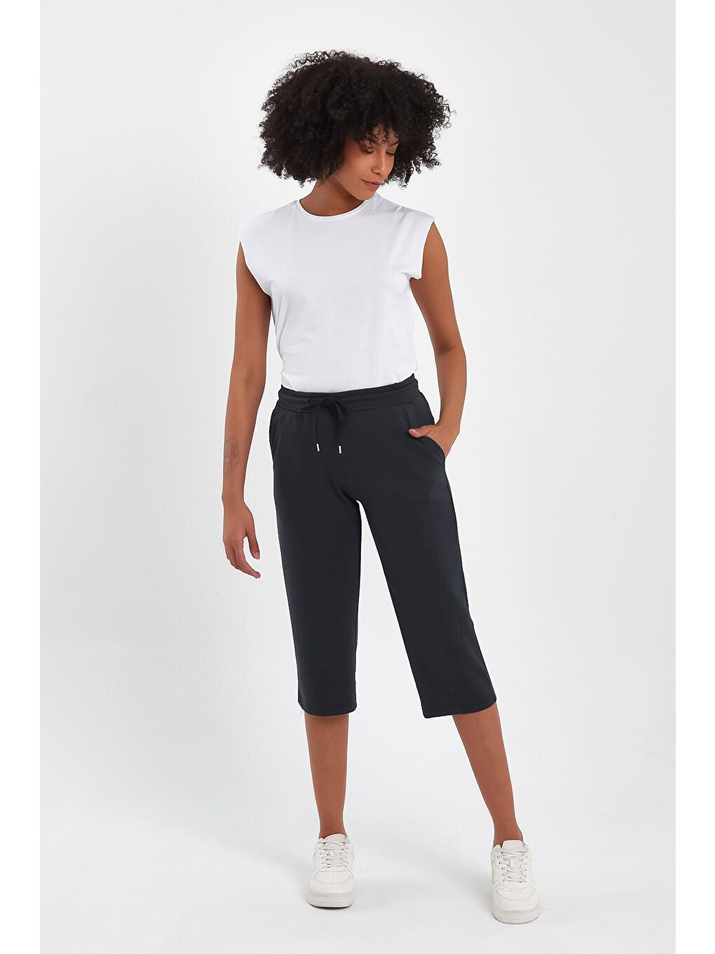 Gri Kadın Klasik Cepli Belli Lastikli Şort-1