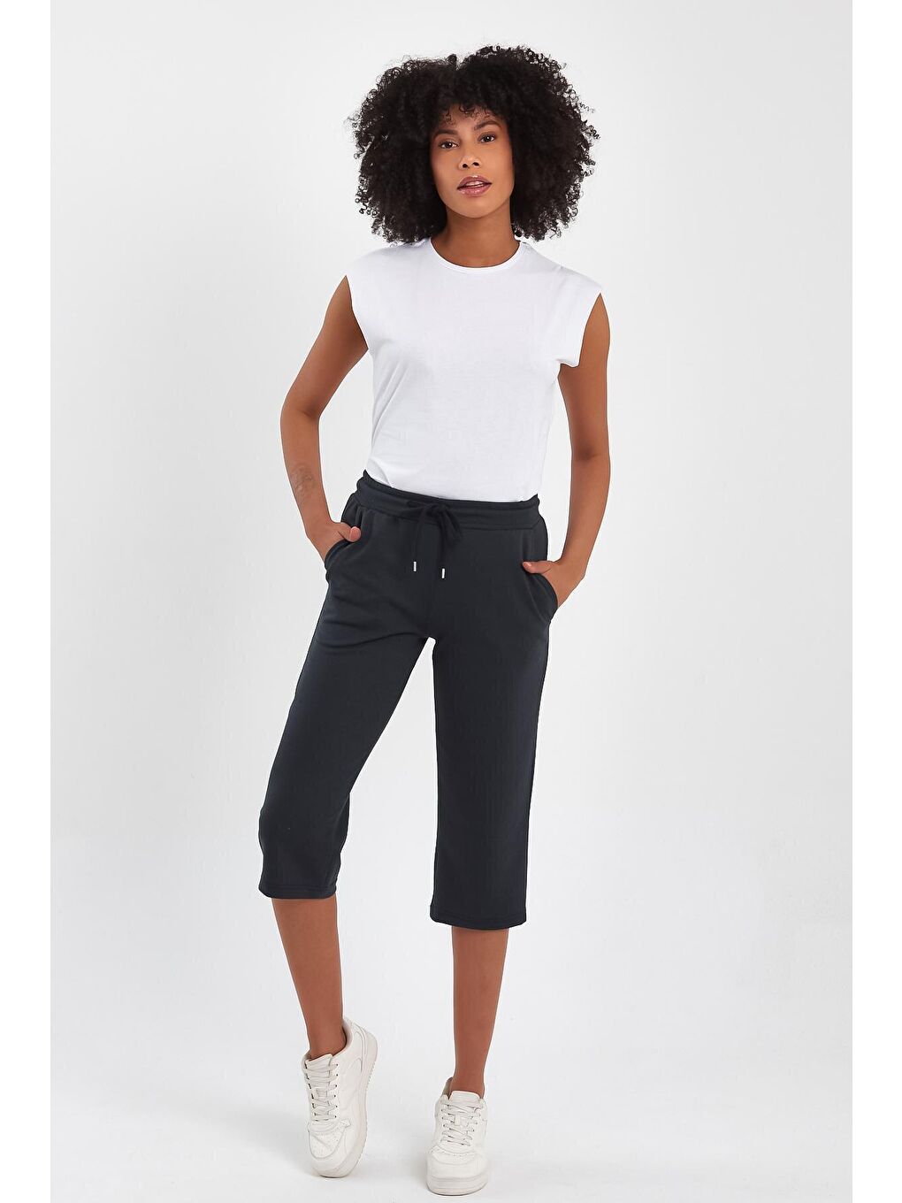 Gri Kadın Klasik Cepli Belli Lastikli Şort-2