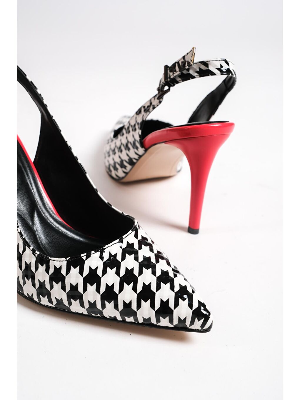 Siyah Arkası Açık Orta Topuklu Yumuşak Pedli Taban Kadın Ayakkabı