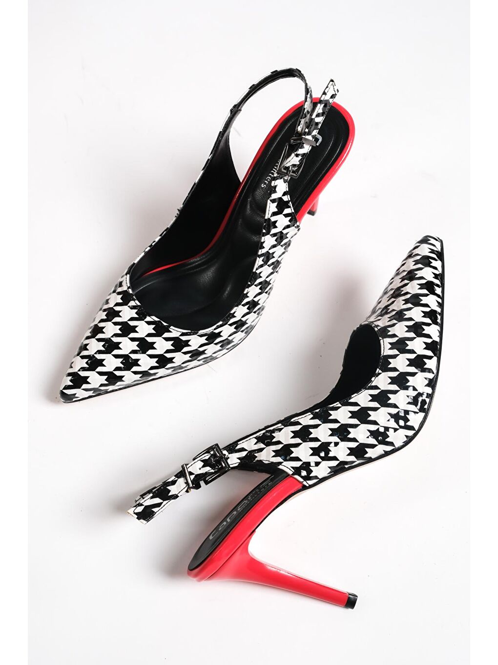 Siyah Arkası Açık Orta Topuklu Yumuşak Pedli Taban Kadın Ayakkabı-4