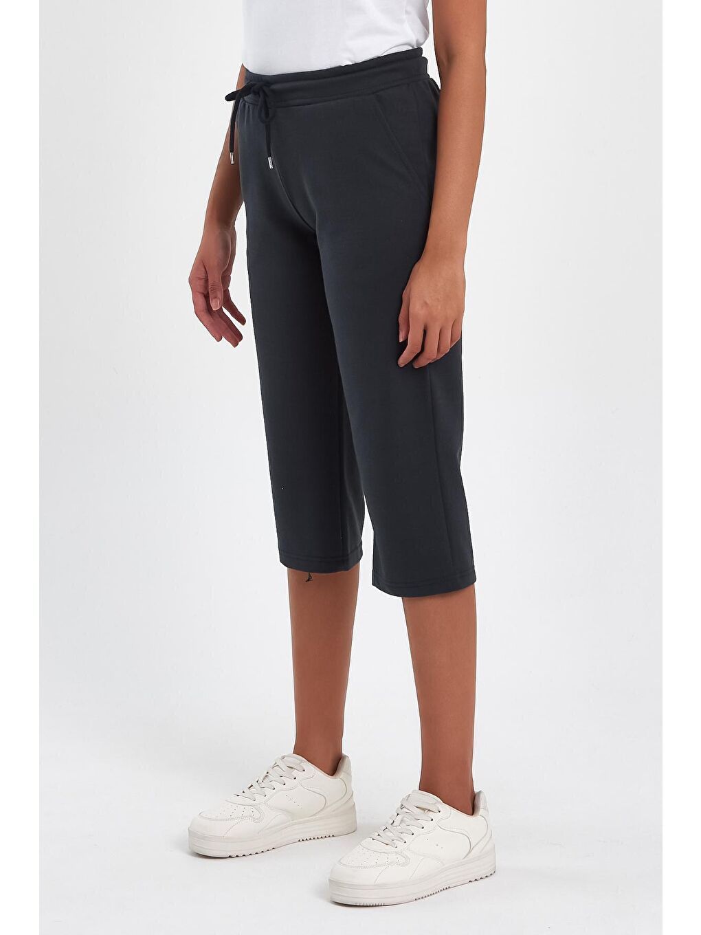 Gri Kadın Klasik Cepli Belli Lastikli Şort-3