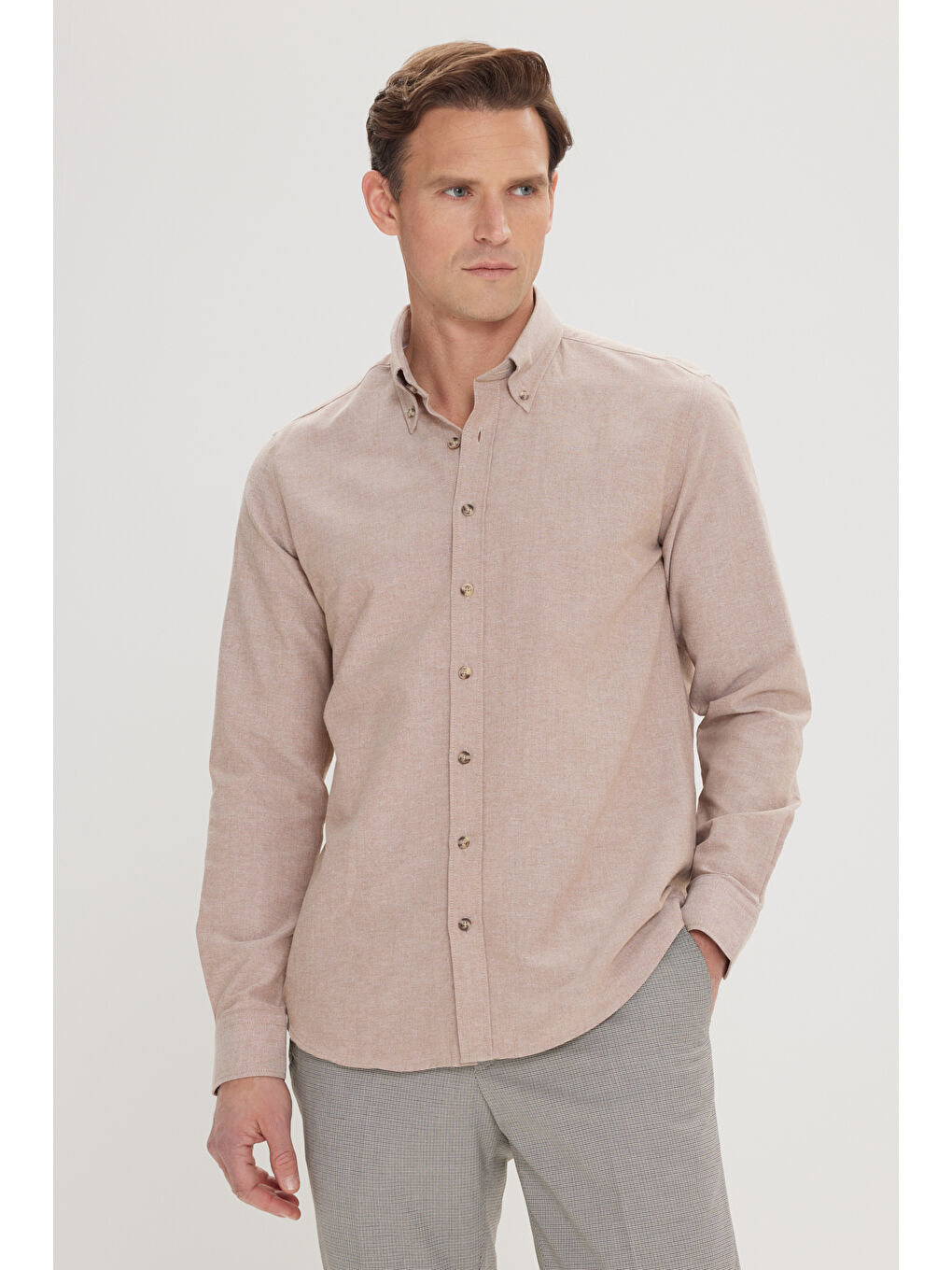 Bej Erkek Vizon Slim Fit Dar Kesim Düğmeli Yaka Pamuklu Oxford Gömlek