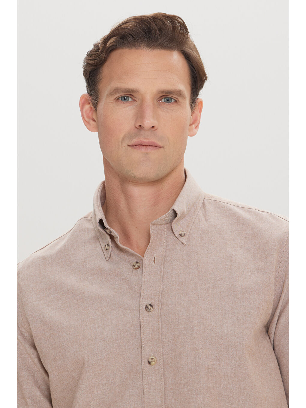 Bej Erkek Vizon Slim Fit Dar Kesim Düğmeli Yaka Pamuklu Oxford Gömlek-4