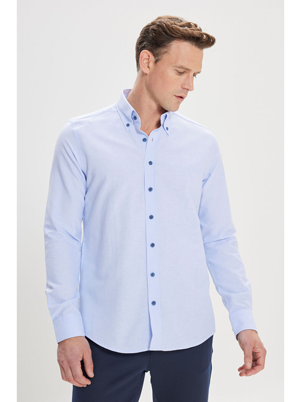 Erkek Açık Mavi Slim Fit Dar Kesim Düğmeli Yaka Pamuklu Oxford Gömlek-2