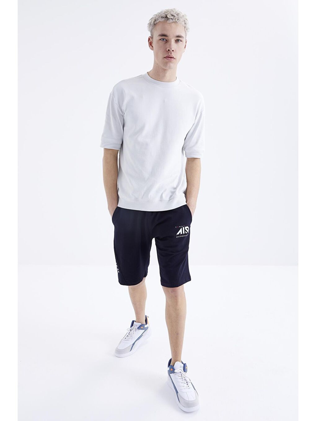 Lacivert Yazı Nakışlı Fermuar Cepli Bağcıklı Standart Kalıp Erkek Şort  - 81225-2