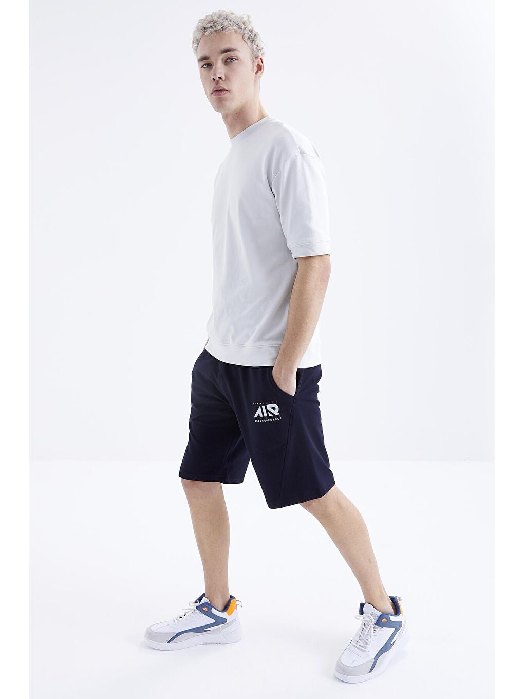 Lacivert Yazı Nakışlı Fermuar Cepli Bağcıklı Standart Kalıp Erkek Şort  - 81225-4