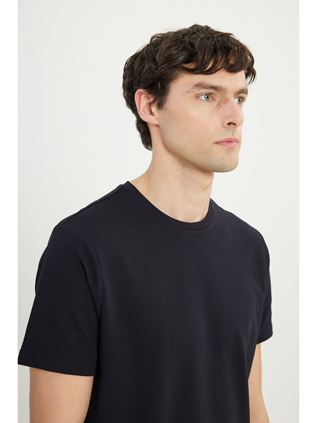 Erkek Siyah Pamuklu Slim Fit Dar Kesim Bisiklet Yaka Esnek Tişört-3