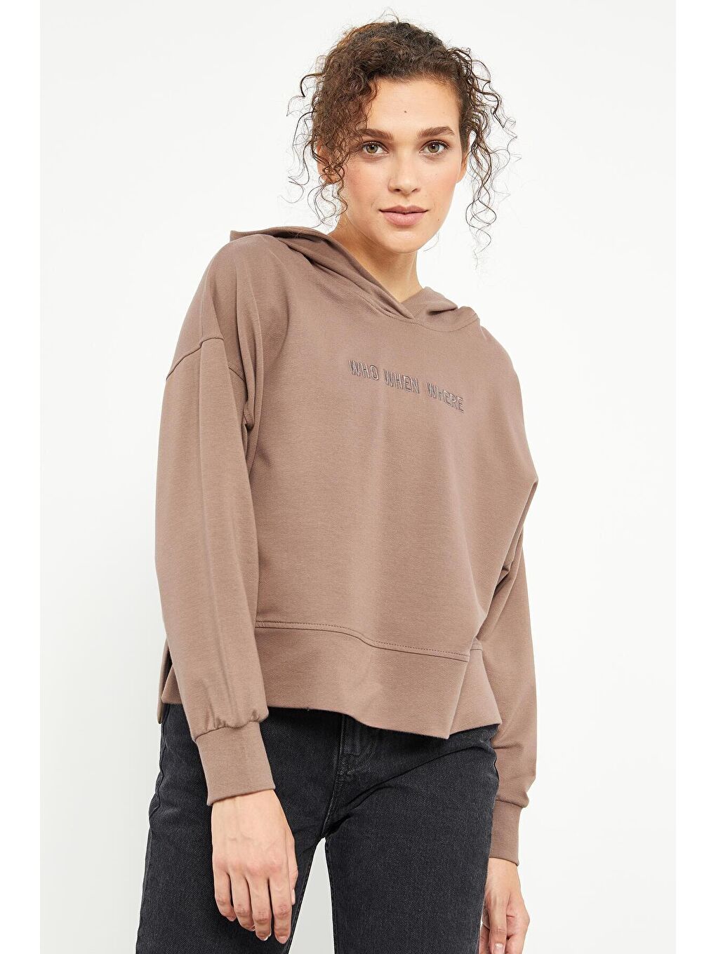 TOMMYLIFE Kahverengi Toprak Yazı Nakışlı Kapüşonlu Basic Kadın Oversize Sweatshirt - 97164 - 2