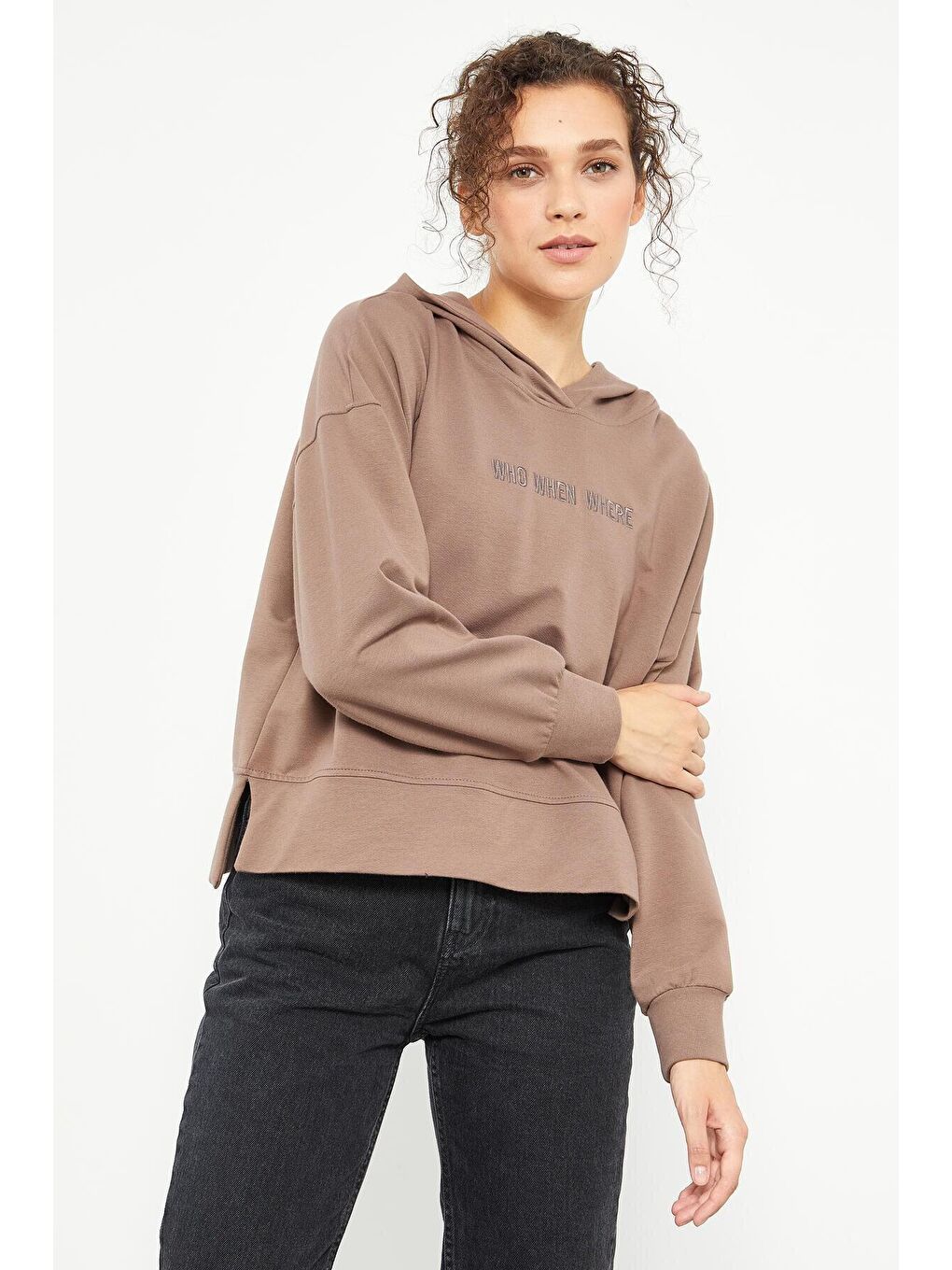 TOMMYLIFE Kahverengi Toprak Yazı Nakışlı Kapüşonlu Basic Kadın Oversize Sweatshirt - 97164 - 4