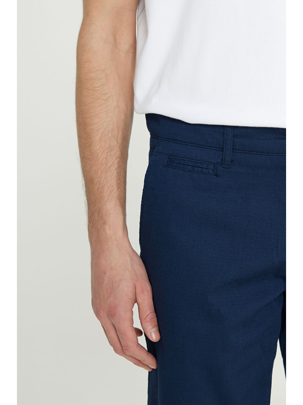 Erkek Lacivert Slim Fit Dar Kesim Yan Cepli Gofre Desenli Şort-3