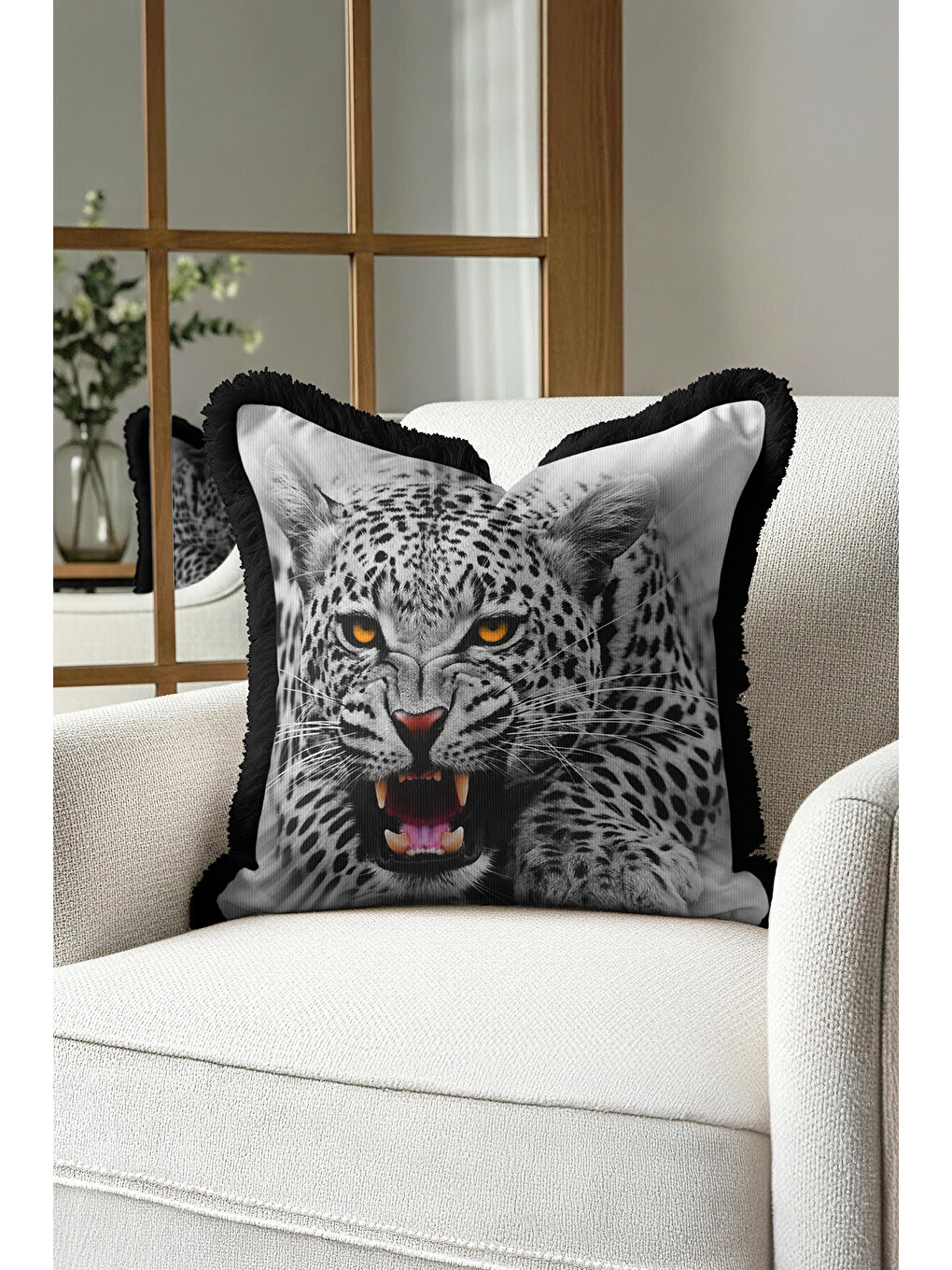 Karışık Vahşi Leopar Figürlü Saçaklı Yastık Kılıfı - Safari Temalı Modern Siyah Püsküllü Kırlent Kılıfı-1