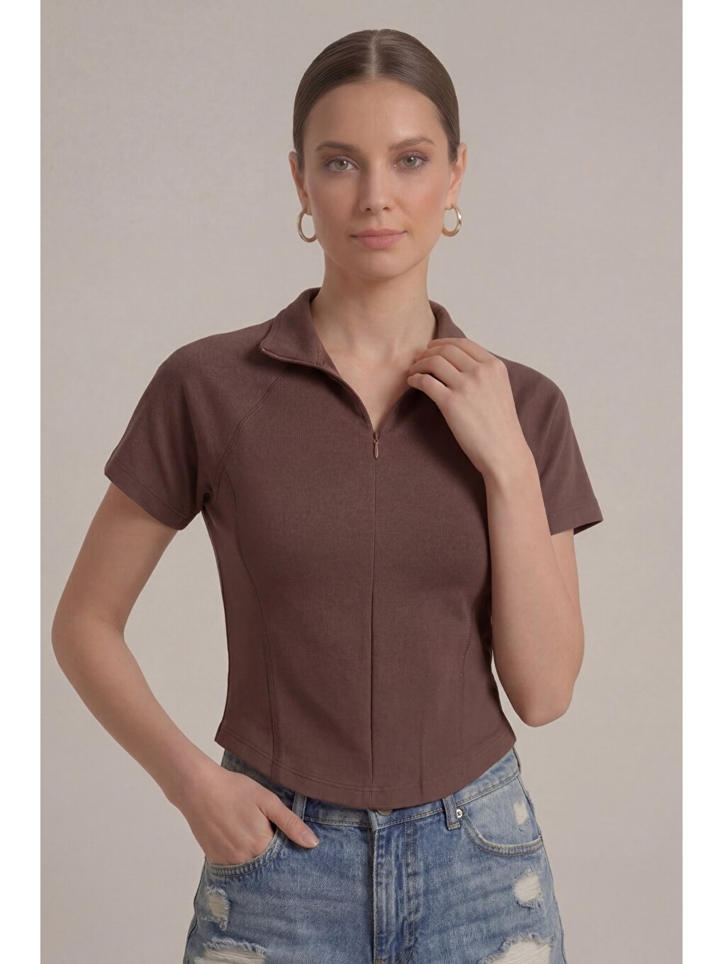 Kahverengi Kadın Crop Tişört Fermuarlı Yarım Balıkçı Yaka Slim Fit Esnek Body-1