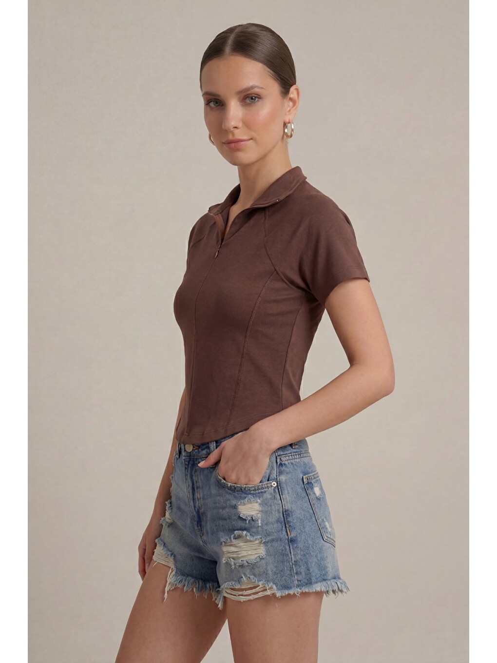 Kahverengi Kadın Crop Tişört Fermuarlı Yarım Balıkçı Yaka Slim Fit Esnek Body-5