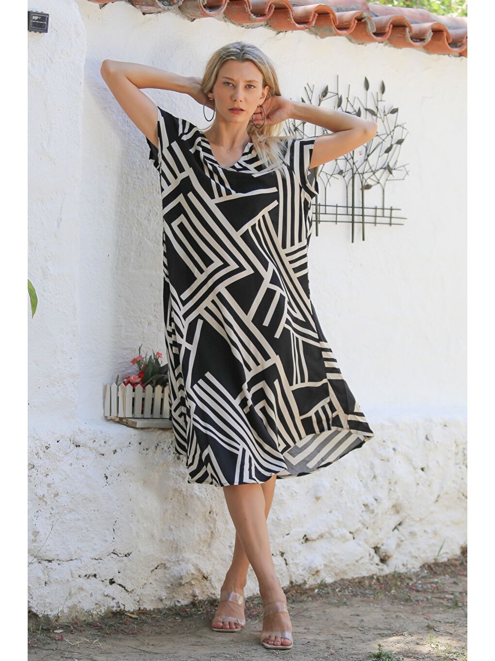 Siyah-Bej V Yaka Kısa Kol Allover Baskılı Dokuma Casual Elbise-1