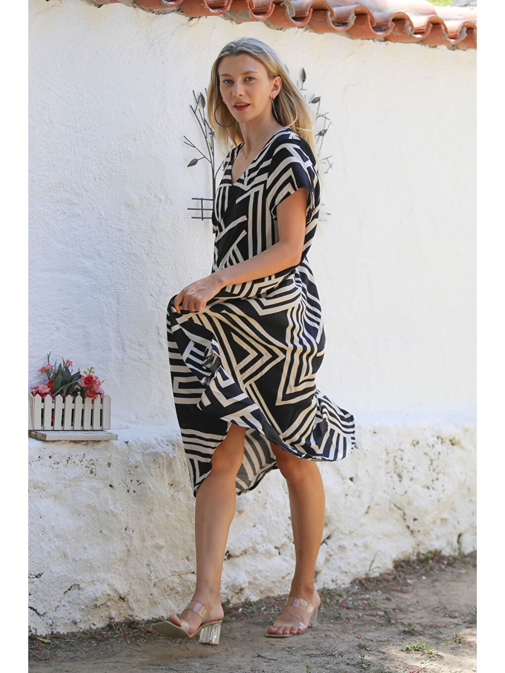 Siyah-Bej V Yaka Kısa Kol Allover Baskılı Dokuma Casual Elbise-2