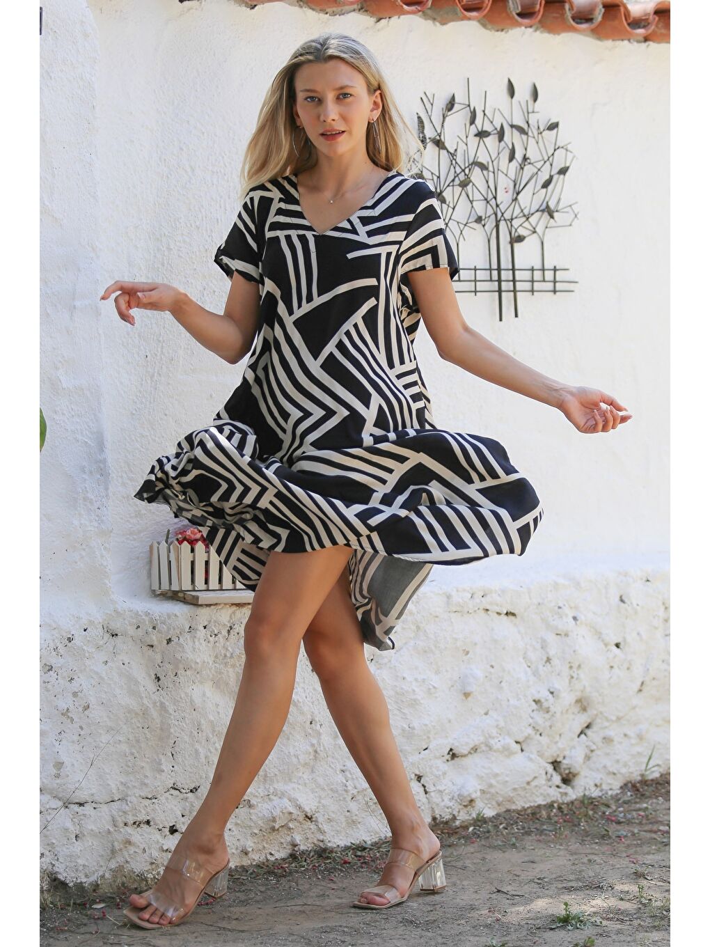 Siyah-Bej V Yaka Kısa Kol Allover Baskılı Dokuma Casual Elbise-3