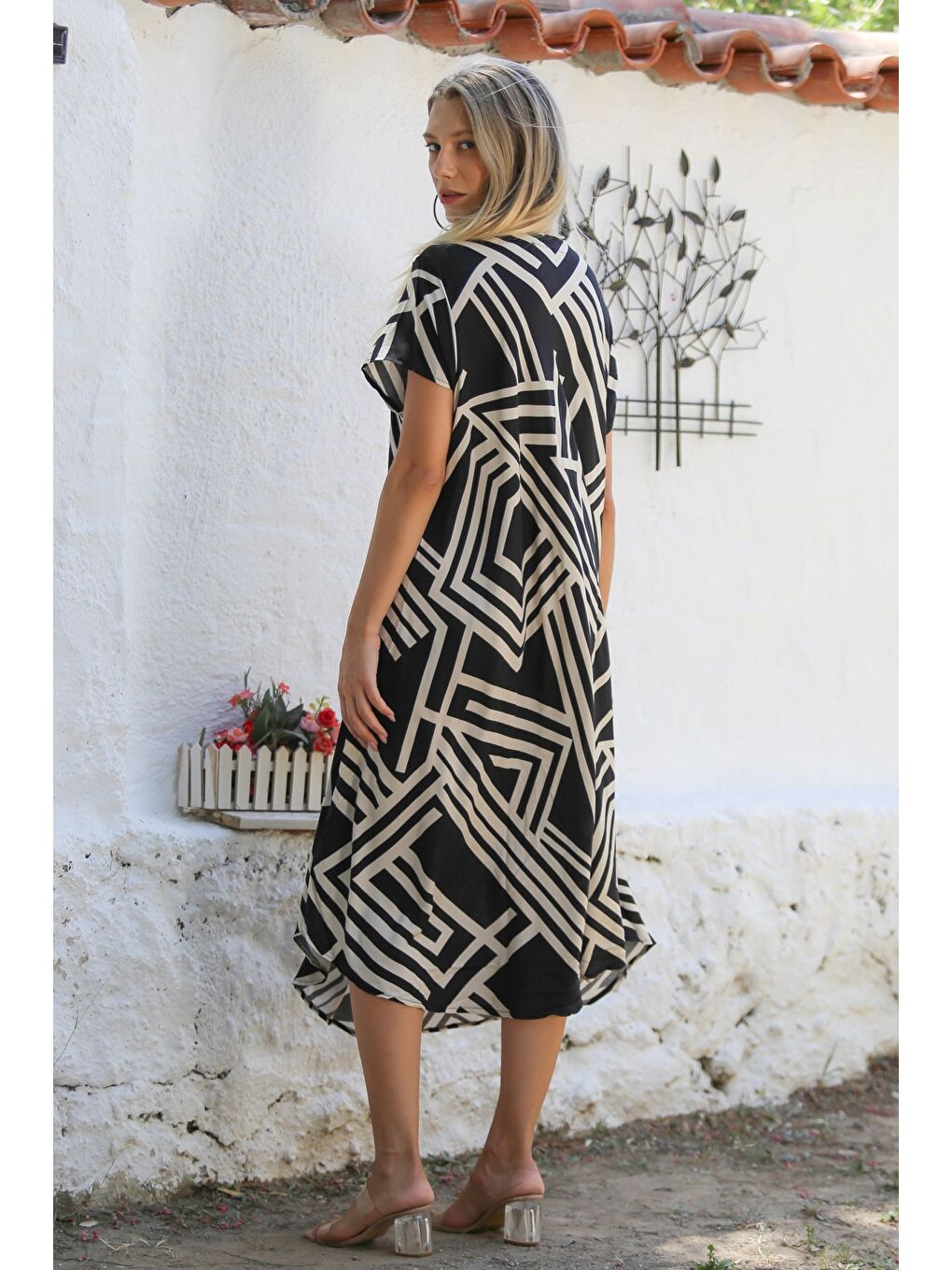 Siyah-Bej V Yaka Kısa Kol Allover Baskılı Dokuma Casual Elbise-7