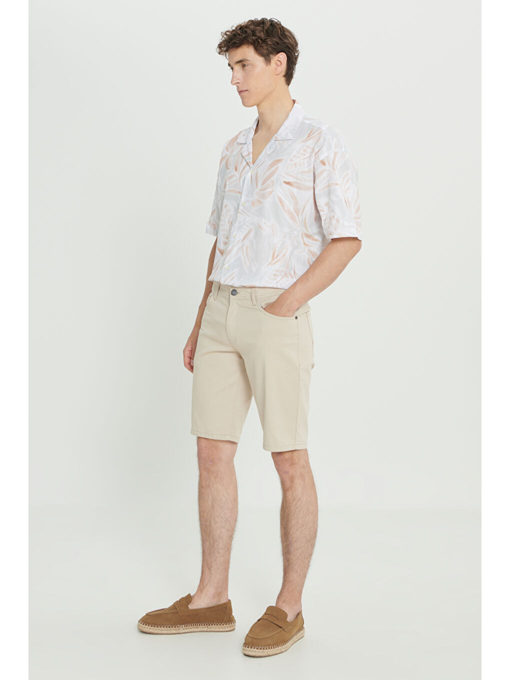 Erkek Bej Slim Fit Dar Kesim Yan Cepli Gofre Desenli Şort-4