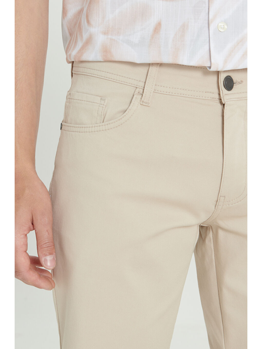 Erkek Bej Slim Fit Dar Kesim Yan Cepli Gofre Desenli Şort-5