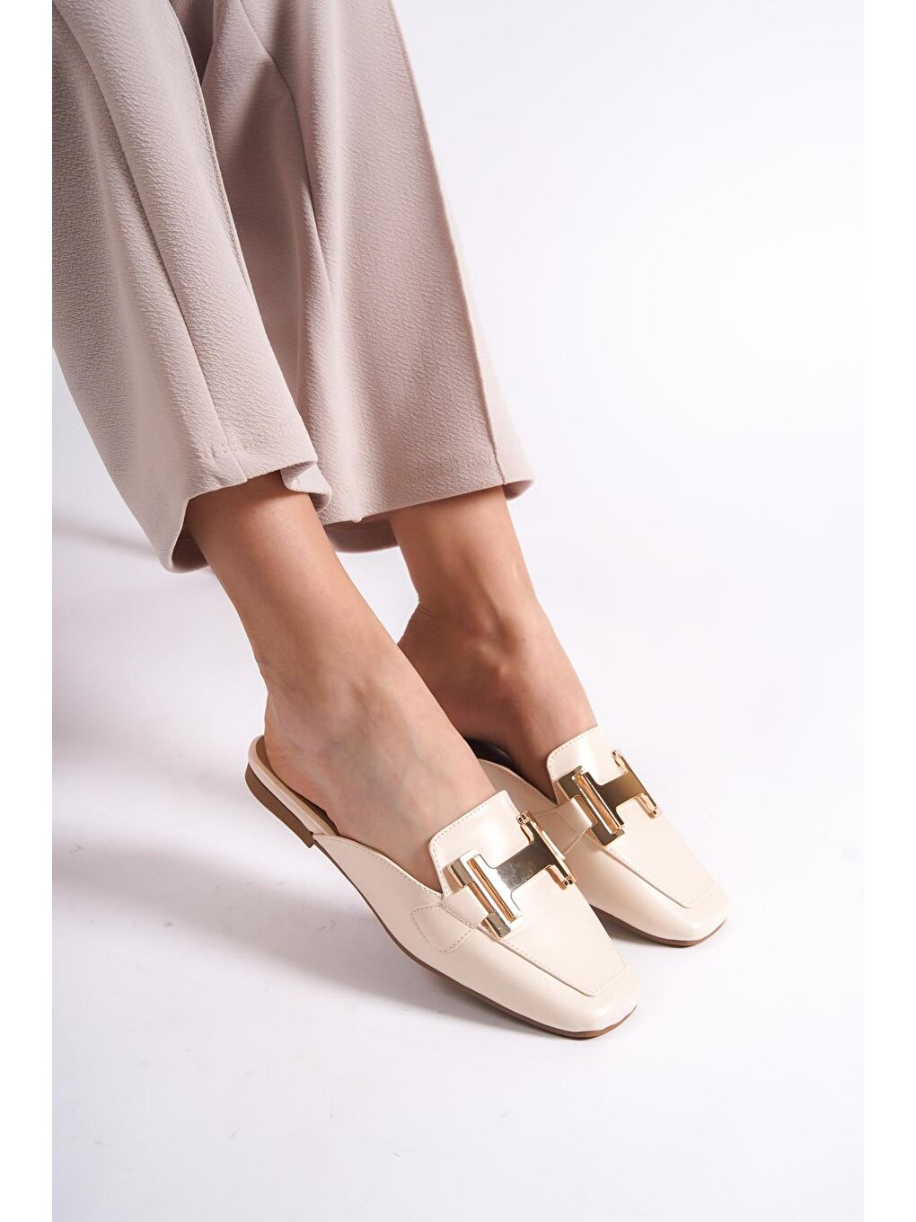 Ekru Küt Burunlu Metal Aksesuarlı Kadın Terlik-4