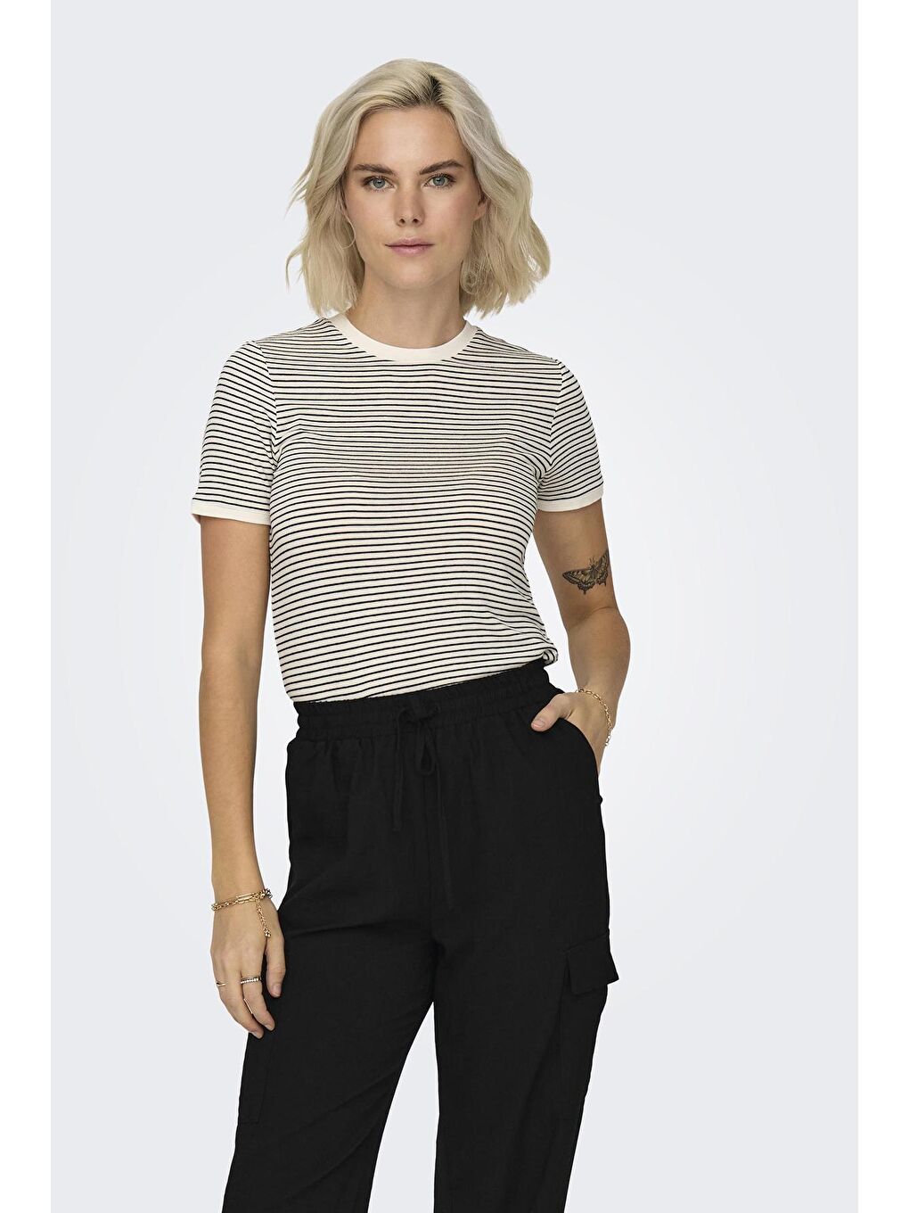 Siyah Onltine Çizgili Fitted Bisiklet Yaka Kadın T Shirt 15315406