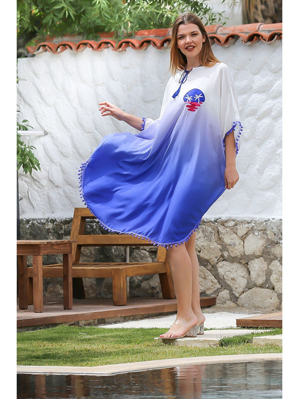 Mavi Boyundan Bağlamalı Yarasa Kol Batik Ponponlu Nakışlı Dokuma Casual Elbise-4