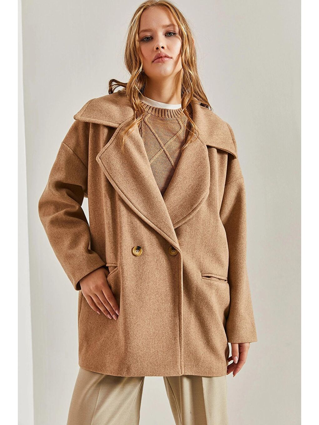 Bej Kadın Kruvaze Yaka İki Düğmeli Kaşe Kaban