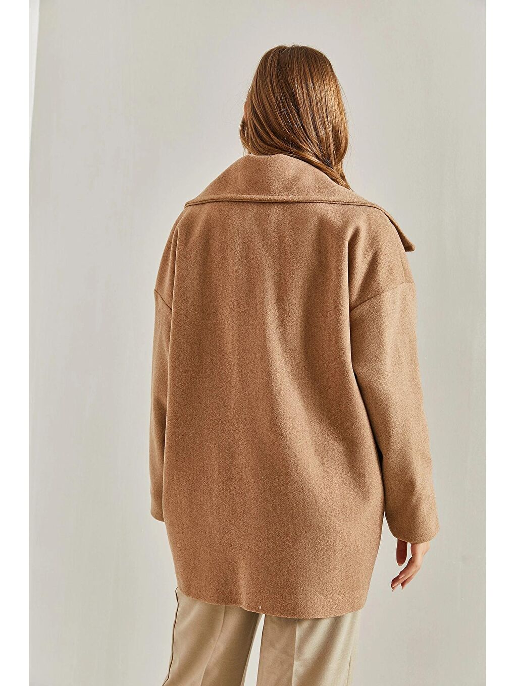 Bej Kadın Kruvaze Yaka İki Düğmeli Kaşe Kaban-1