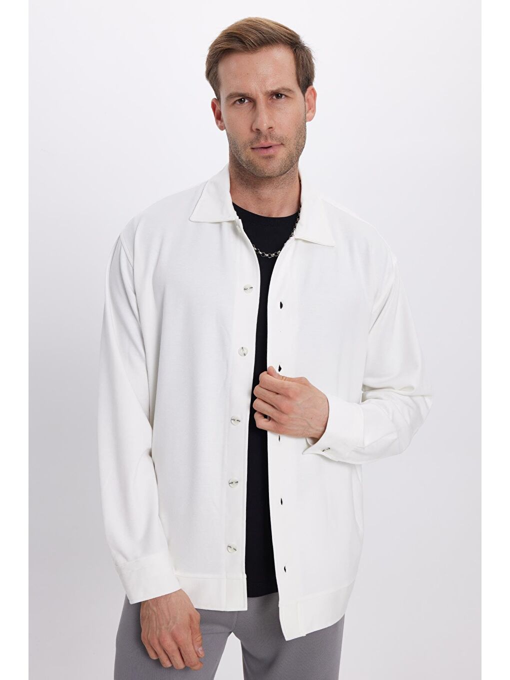 Erkek Relax Fit Rahat Kesim Uzun Kollu Düz Örme Kumaş Yandan Yırtmaçlı Beyaz Gömlek