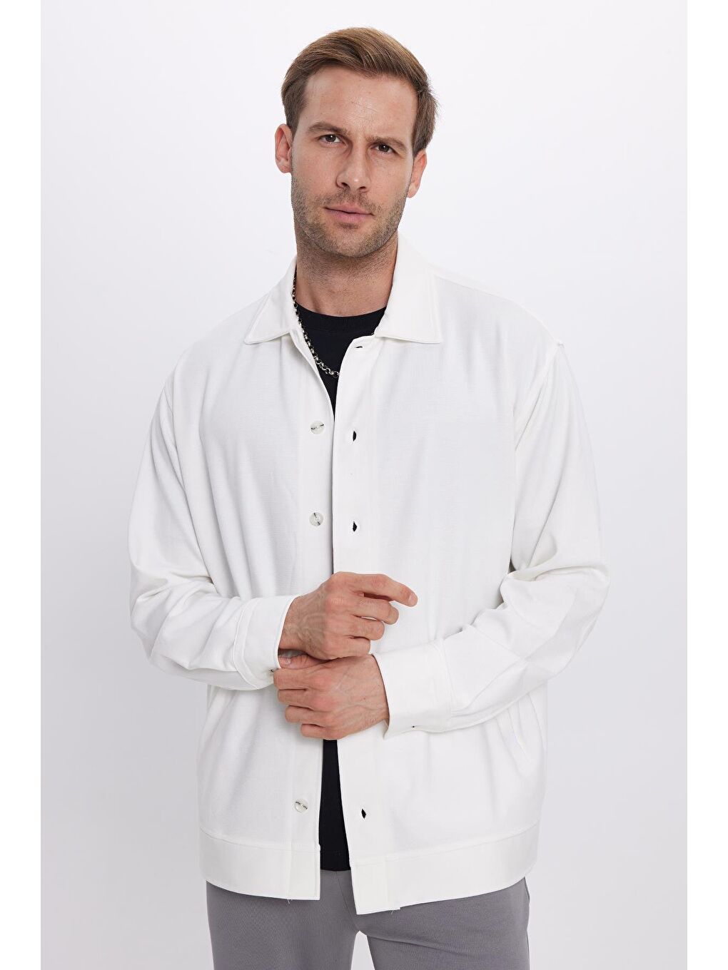 Erkek Relax Fit Rahat Kesim Uzun Kollu Düz Örme Kumaş Yandan Yırtmaçlı Beyaz Gömlek-1