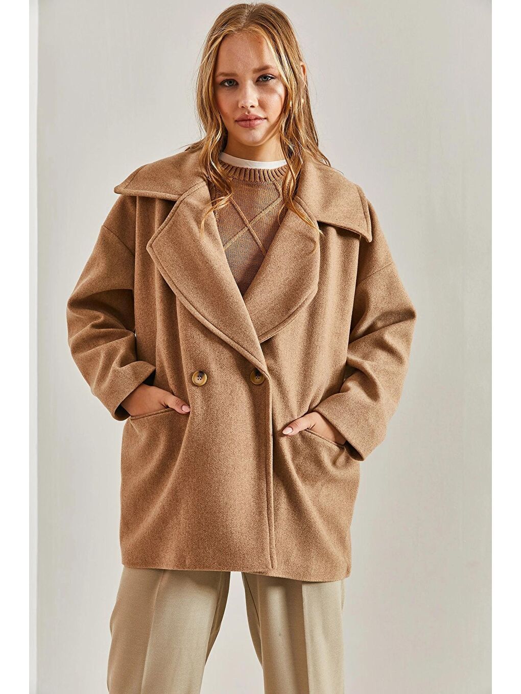 Bej Kadın Kruvaze Yaka İki Düğmeli Kaşe Kaban-2