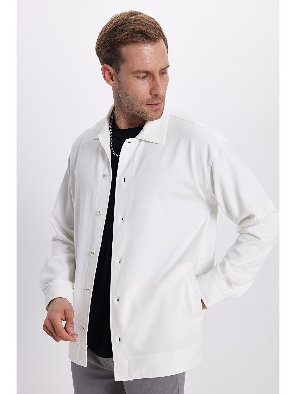 Erkek Relax Fit Rahat Kesim Uzun Kollu Düz Örme Kumaş Yandan Yırtmaçlı Beyaz Gömlek-4