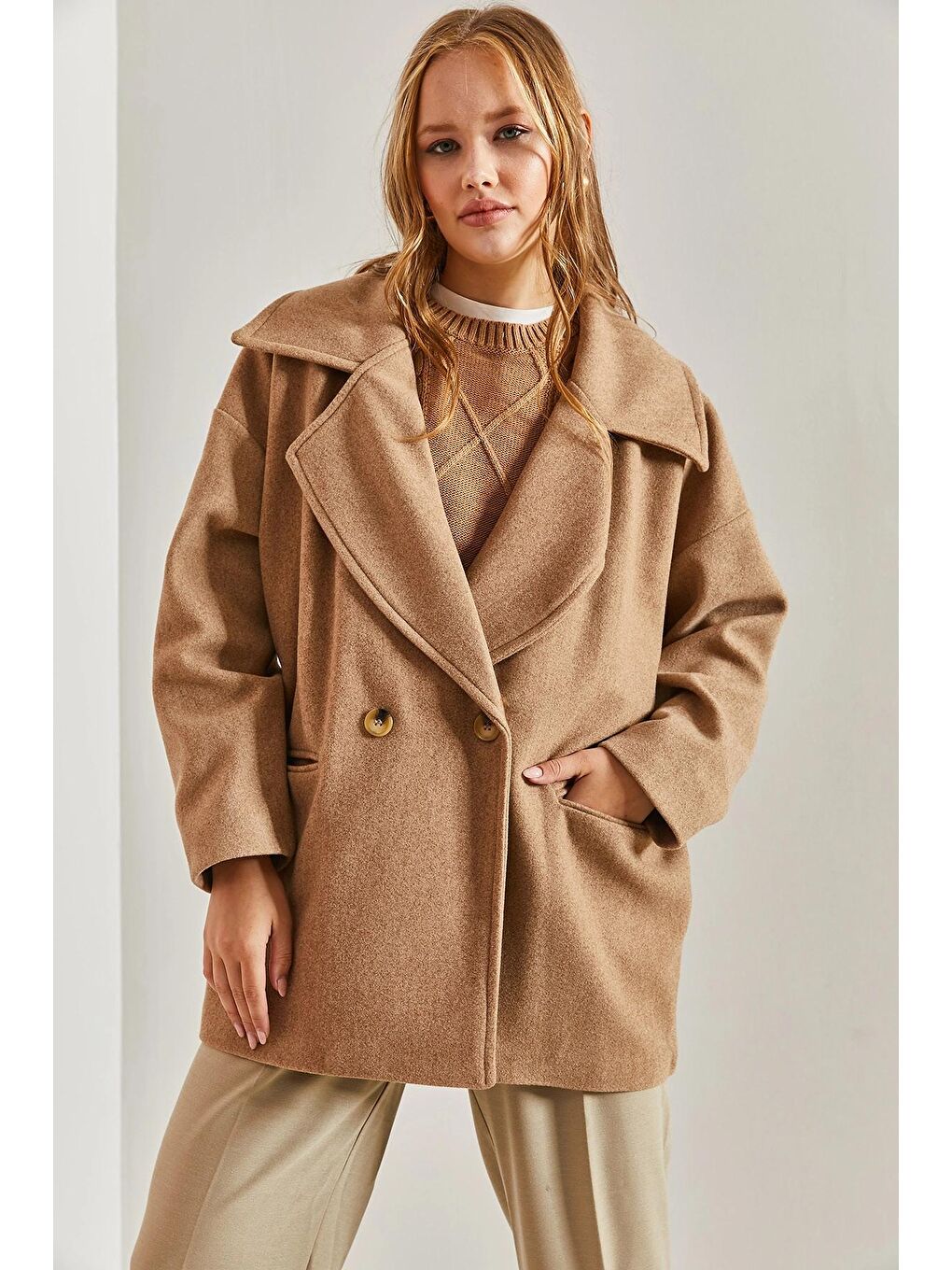 Bej Kadın Kruvaze Yaka İki Düğmeli Kaşe Kaban-3