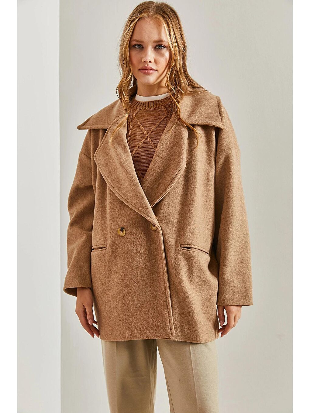 Bej Kadın Kruvaze Yaka İki Düğmeli Kaşe Kaban-4