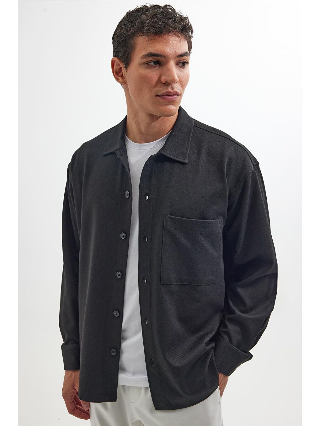 Erkek Relax Fit Rahat Kesim Uzun Kollu Düz Örme Kumaş Yandan Yırtmaçlı Siyah Gömlek-1