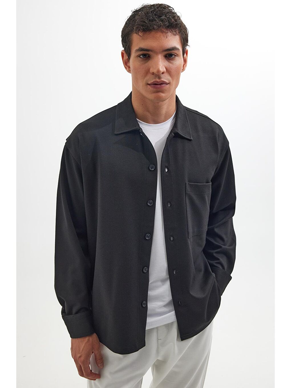 Erkek Relax Fit Rahat Kesim Uzun Kollu Düz Örme Kumaş Yandan Yırtmaçlı Siyah Gömlek-4