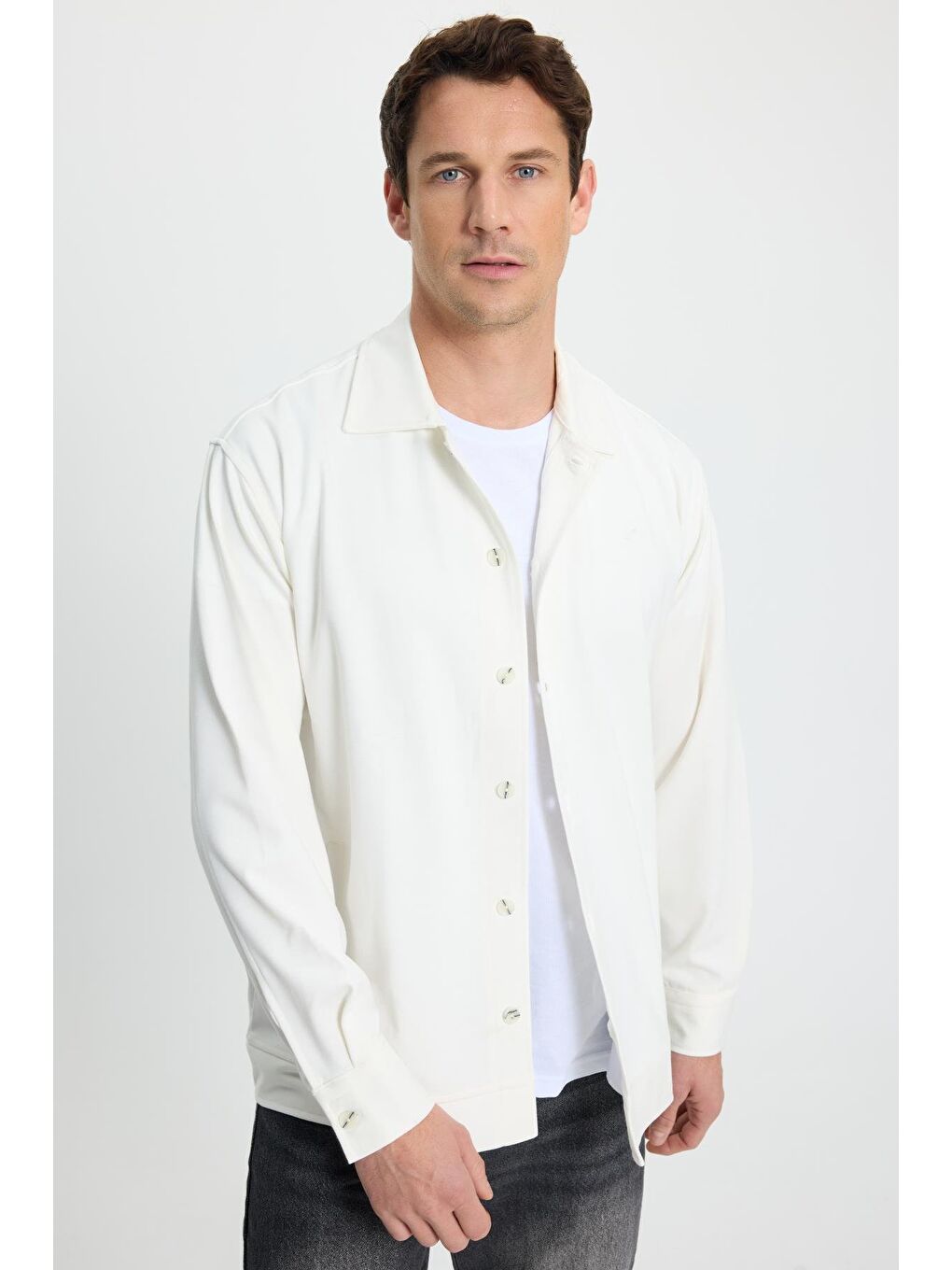 Erkek Relax Fit Rahat Kesim Düğmeli Yandan Cepli Örme Beyaz Ceket Gömlek