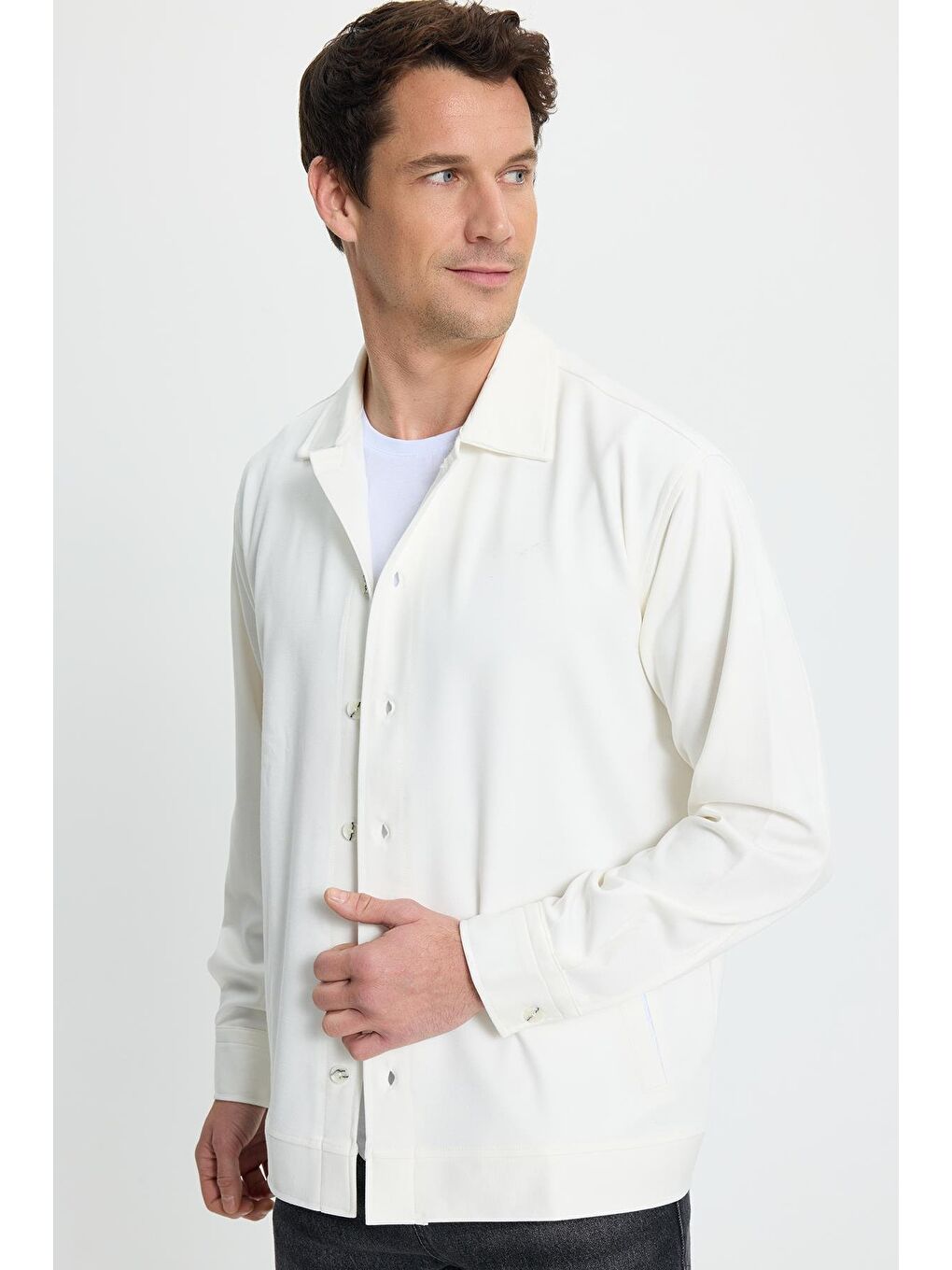 Erkek Relax Fit Rahat Kesim Düğmeli Yandan Cepli Örme Beyaz Ceket Gömlek-5