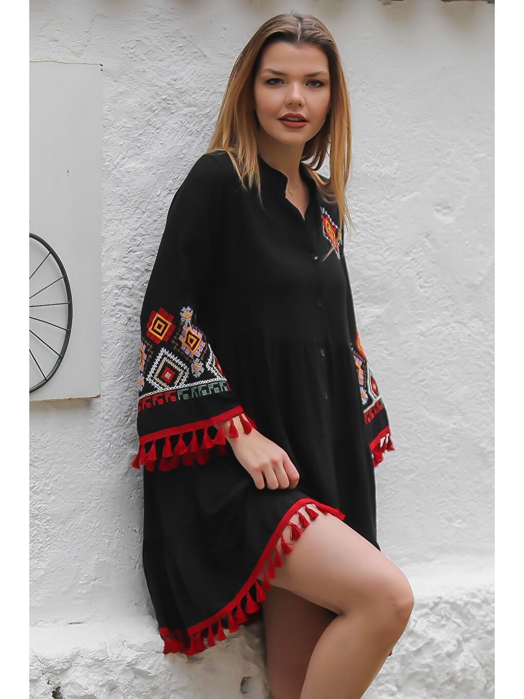 Siyah Hakim Yaka 3/4 Kol Düğmeli Etek Ucu Püsküllü Nakışlı Dokuma Casual Elbise-1