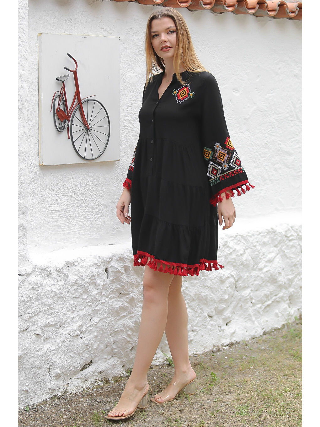 Siyah Hakim Yaka 3/4 Kol Düğmeli Etek Ucu Püsküllü Nakışlı Dokuma Casual Elbise-3