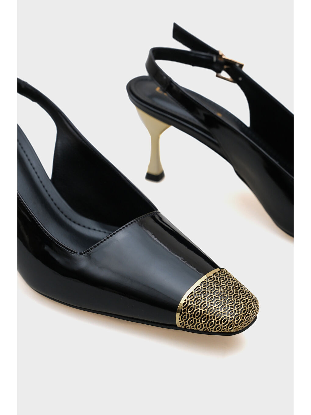 Siyah Samantha Arkası Açık Küt Burun Aksesuarlı Orta Topuklu Kadın Ayakkabı-5