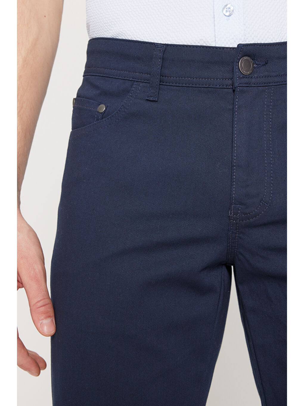 Erkek Lacivert Slim Fit Dar Kesim Yan Cepli Gofre Desenli Şort-3