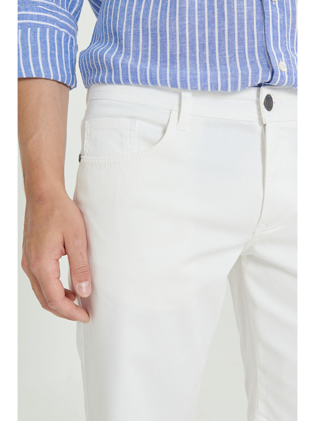 Erkek Beyaz Slim Fit Dar Kesim Yan Cepli Gofre Desenli Şort-4