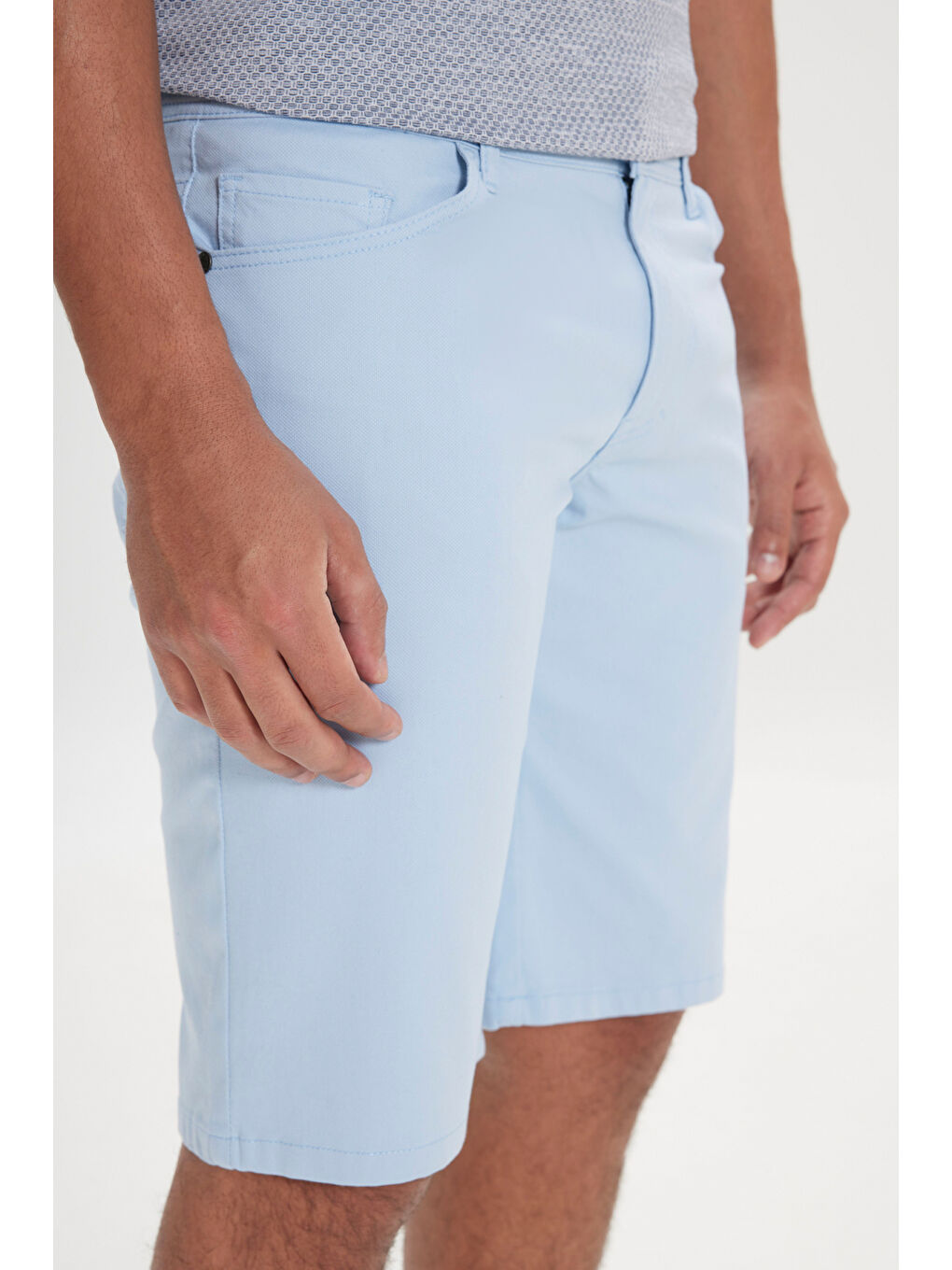 Erkek Açık Mavi Slim Fit Dar Kesim Yan Cepli Gofre Desenli Şort-3