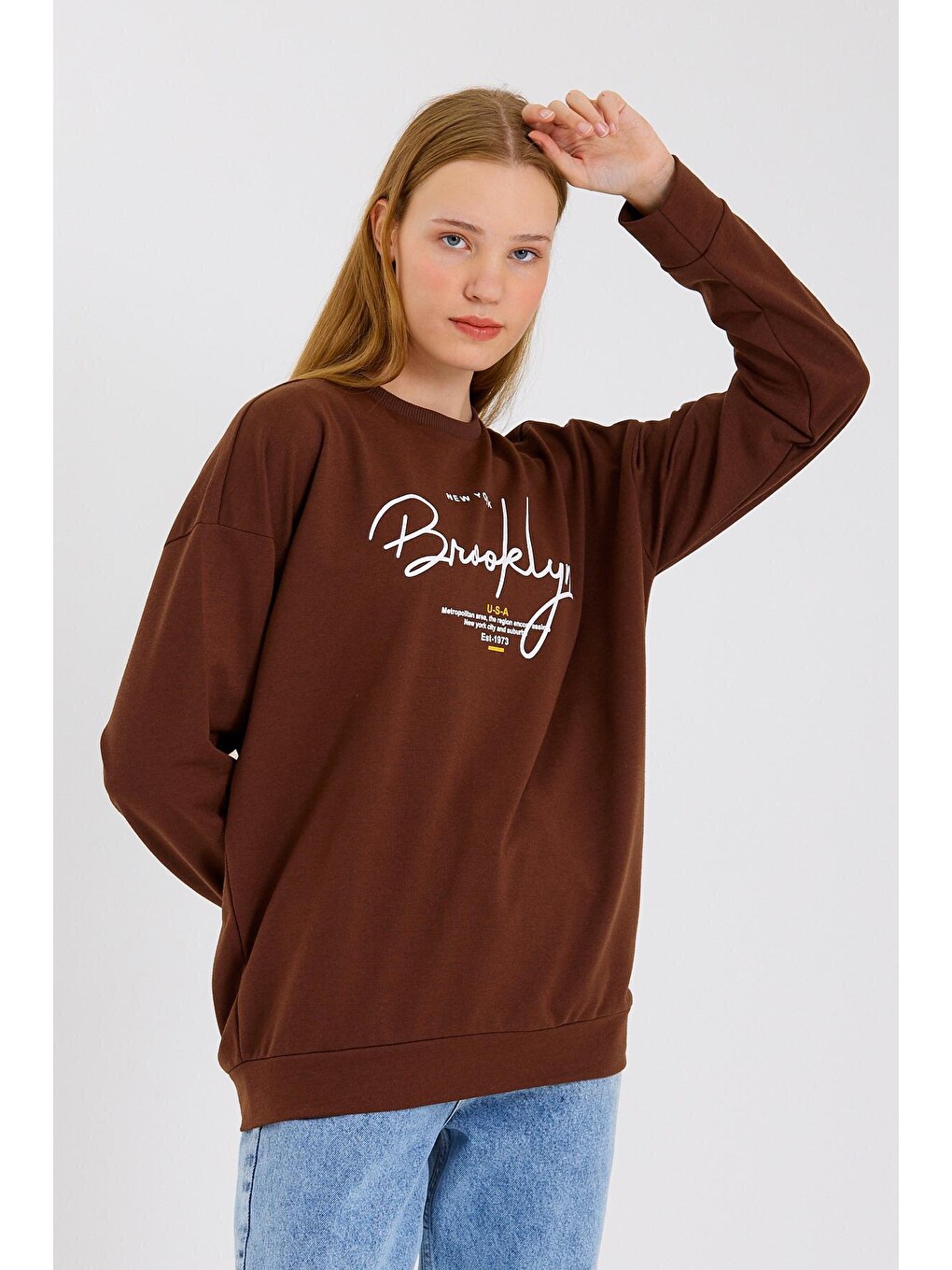 Kahverengi Kadın Bisiklet Yaka Oversize Fit El Yazılı Brooklyn İnce Sweatshirt Spr23swk331