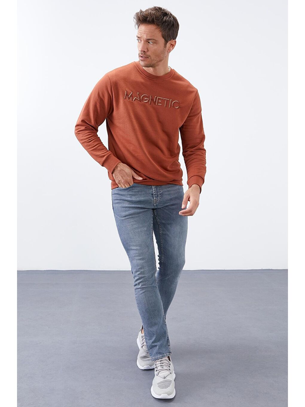 Kahverengi Tarçın Yazı Nakışlı Bisiklet Yaka Rahat Form Erkek Sweatshirt - 88020-1