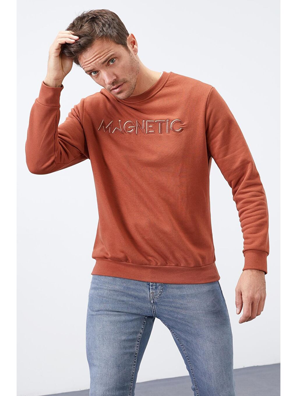 Kahverengi Tarçın Yazı Nakışlı Bisiklet Yaka Rahat Form Erkek Sweatshirt - 88020-2