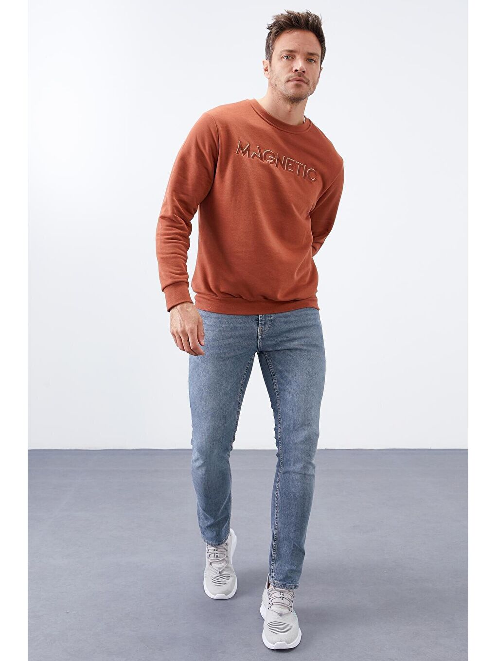 Kahverengi Tarçın Yazı Nakışlı Bisiklet Yaka Rahat Form Erkek Sweatshirt - 88020-3