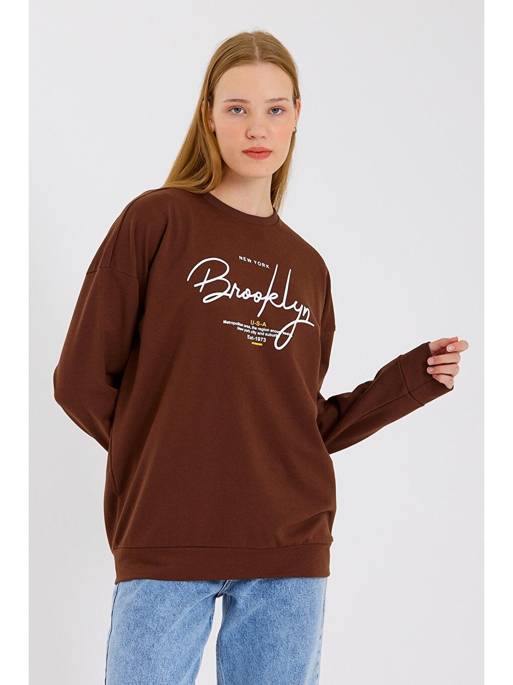 Kahverengi Kadın Bisiklet Yaka Oversize Fit El Yazılı Brooklyn İnce Sweatshirt Spr23swk331-2